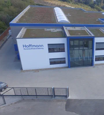 Luftaufnahme 2016 unserer Fertigungshalle und den Büros.